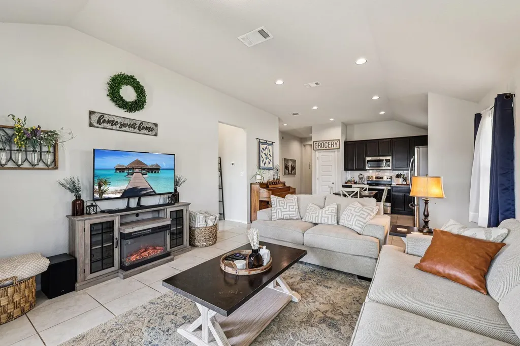 111 Insider Loop Elgin TX 78621