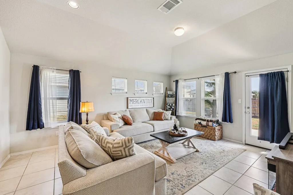 111 Insider Loop Elgin TX 78621