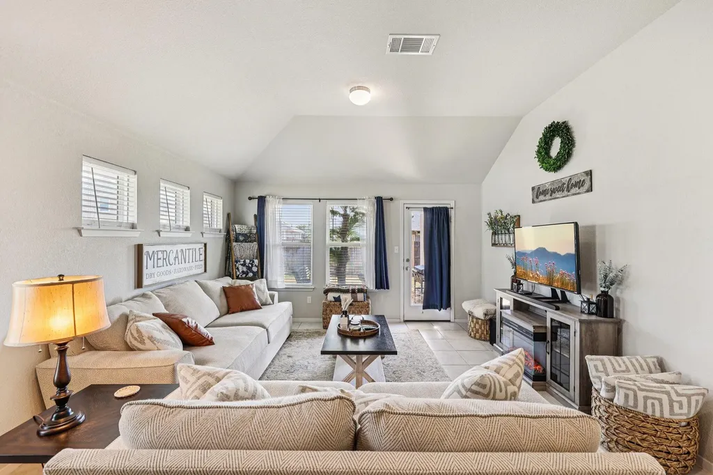 111 Insider Loop Elgin TX 78621