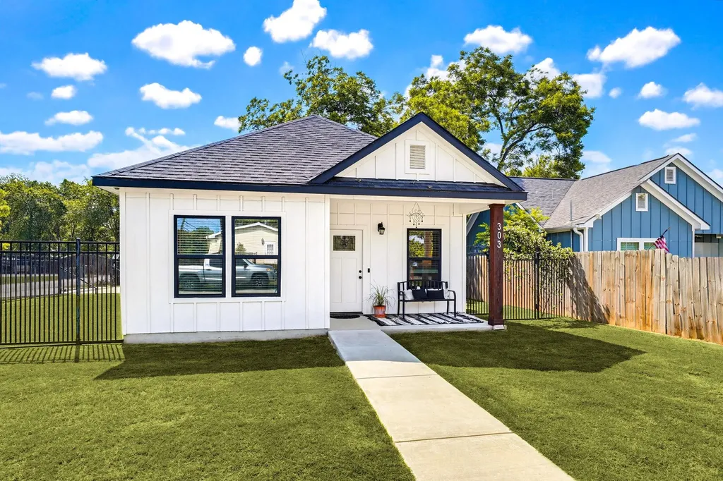 303 Pine Avenue Luling TX 78648