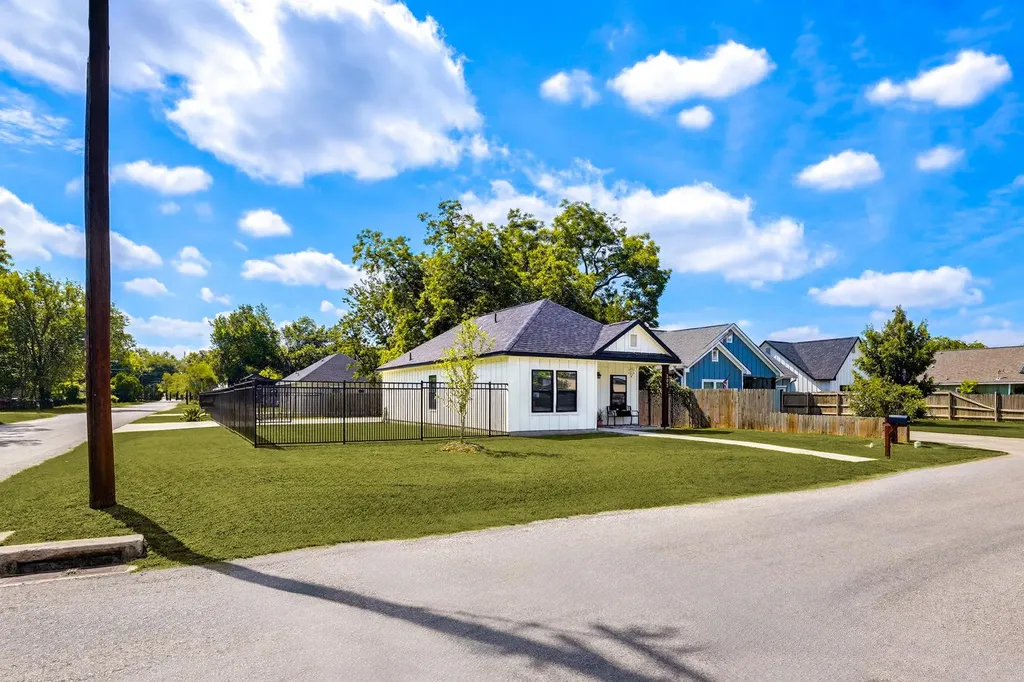 303 Pine Avenue Luling TX 78648