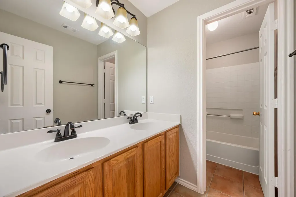100 Tulip Cove Kyle TX 78640