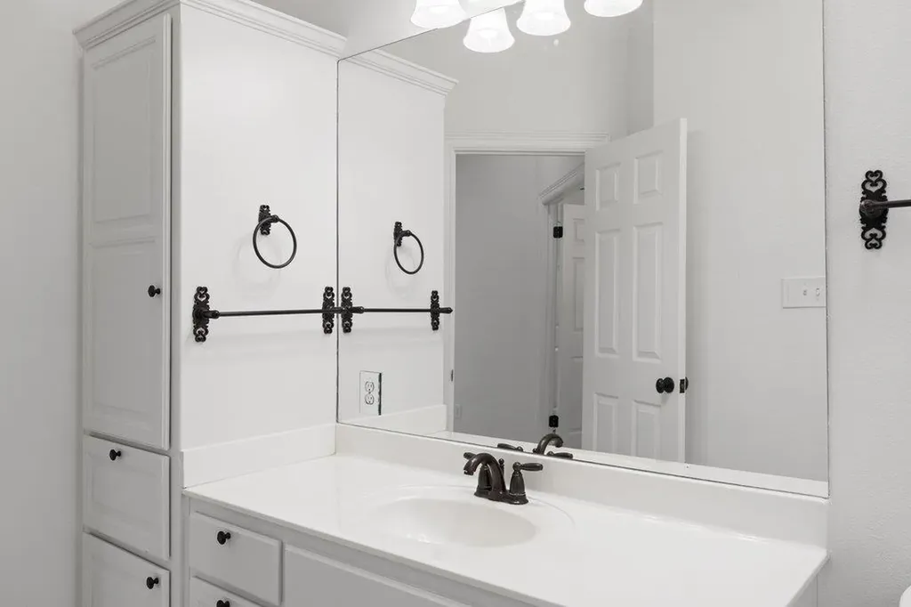 1613 Churchwood Cove Austin TX 78746