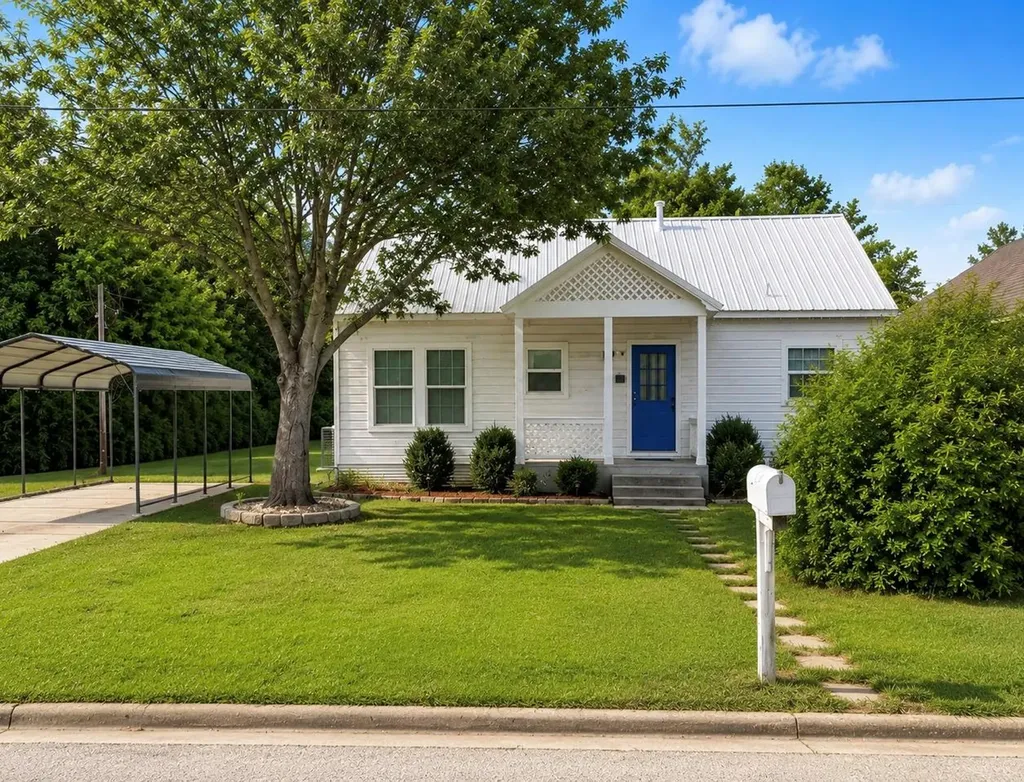 664 E Galveston Street Giddings TX 78942