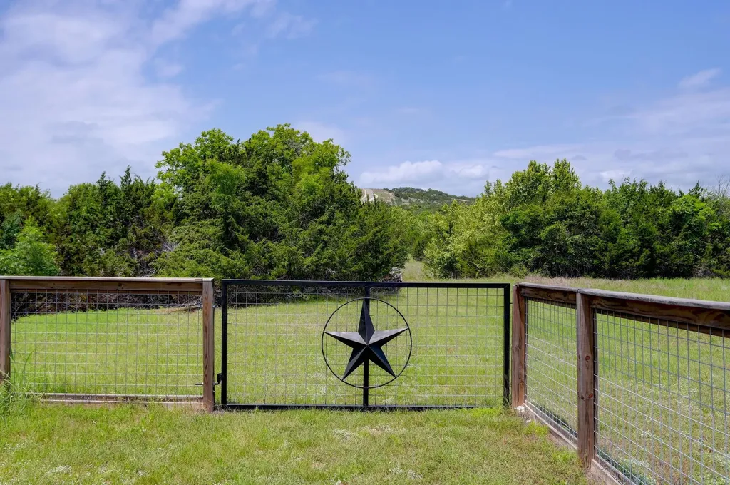 202 Falling Oak Drive Blanco TX 78606