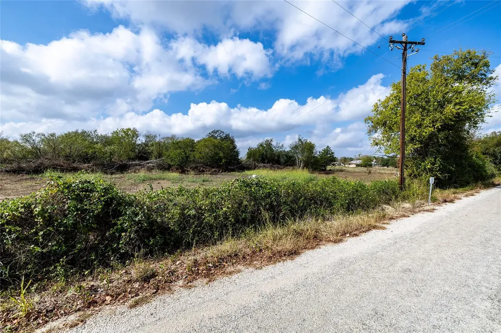 287 Sunset Trail Luling TX 78648