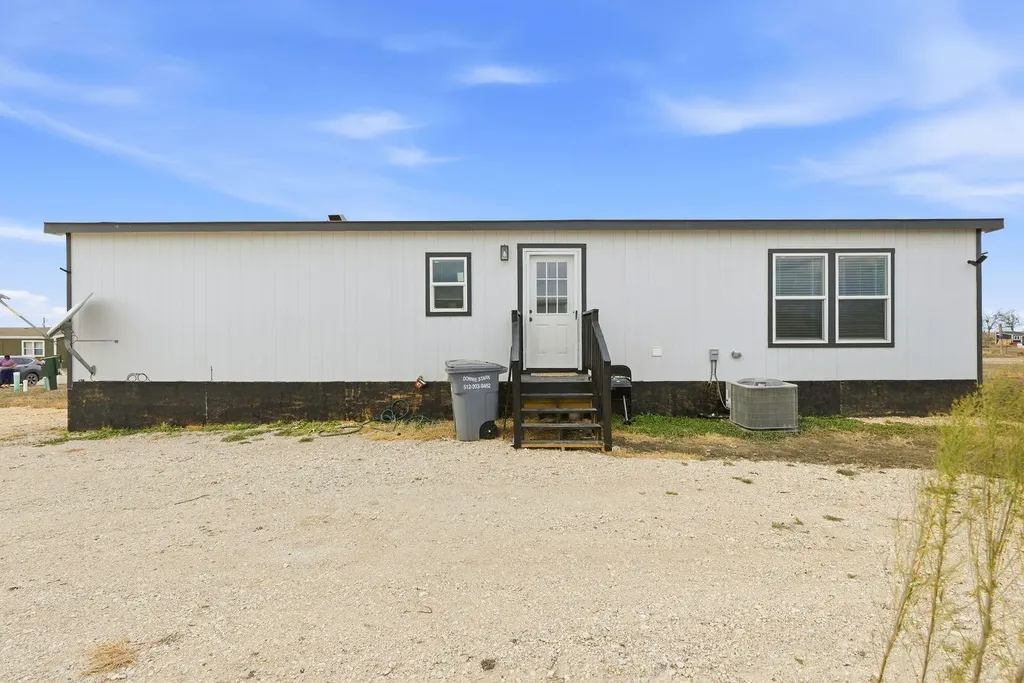 279 Pajarilla Pass Del Valle TX 78617