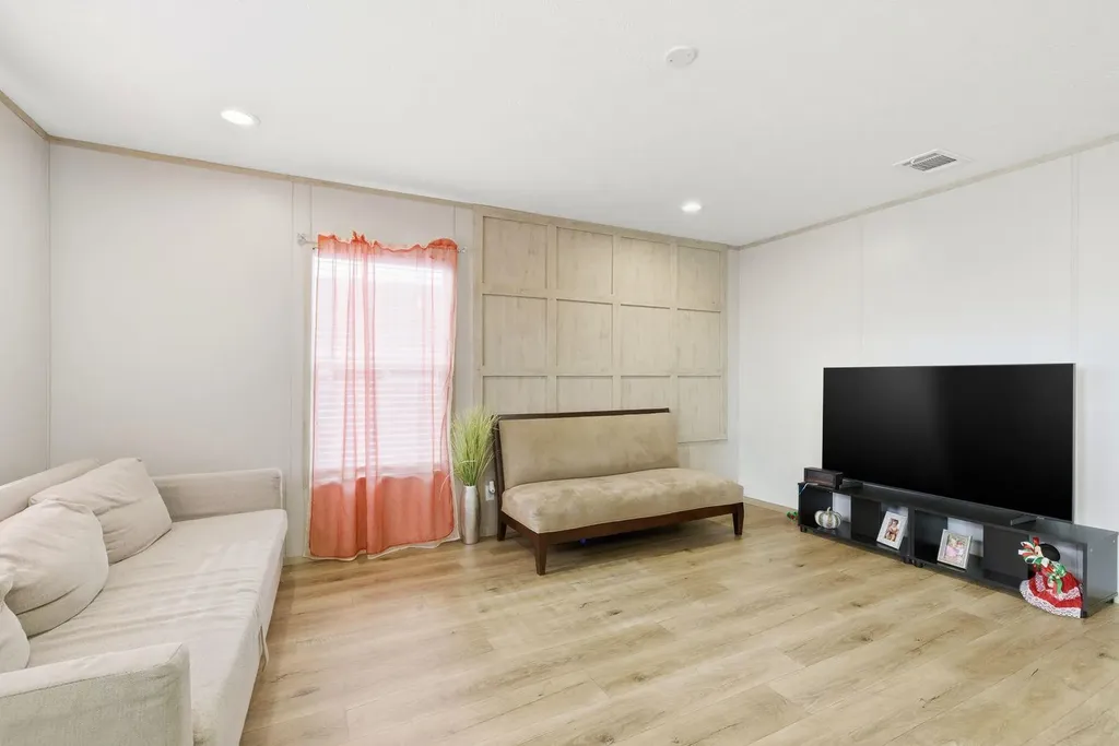 279 Pajarilla Pass Del Valle TX 78617