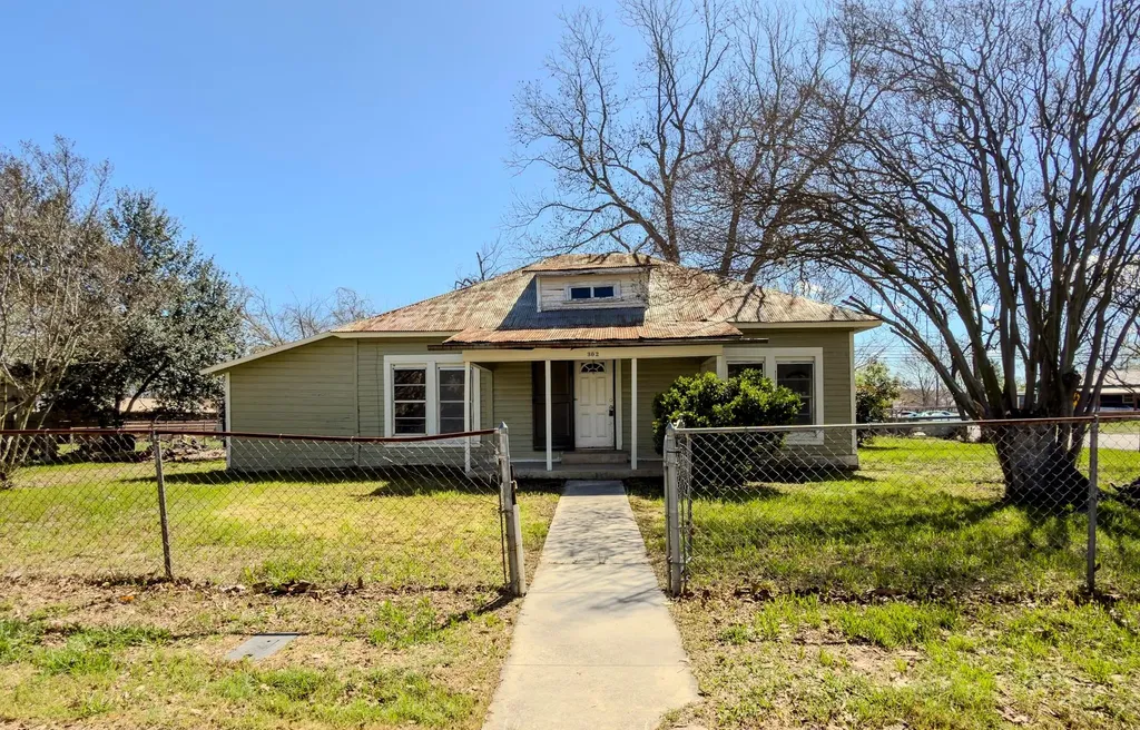 302 E Crockett Street Luling TX 78648