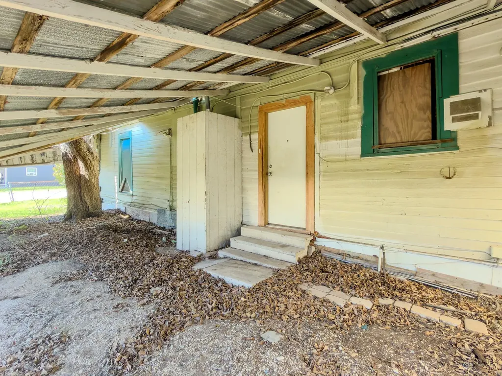 302 E Crockett Street Luling TX 78648