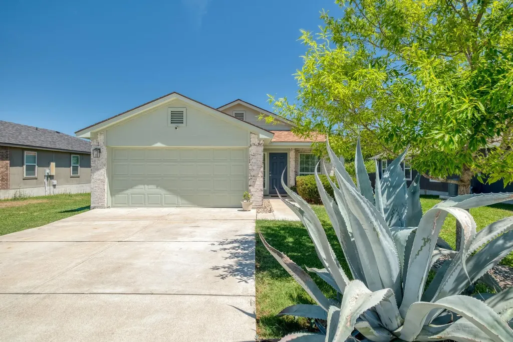 174 Falcon Drive Luling TX 78648