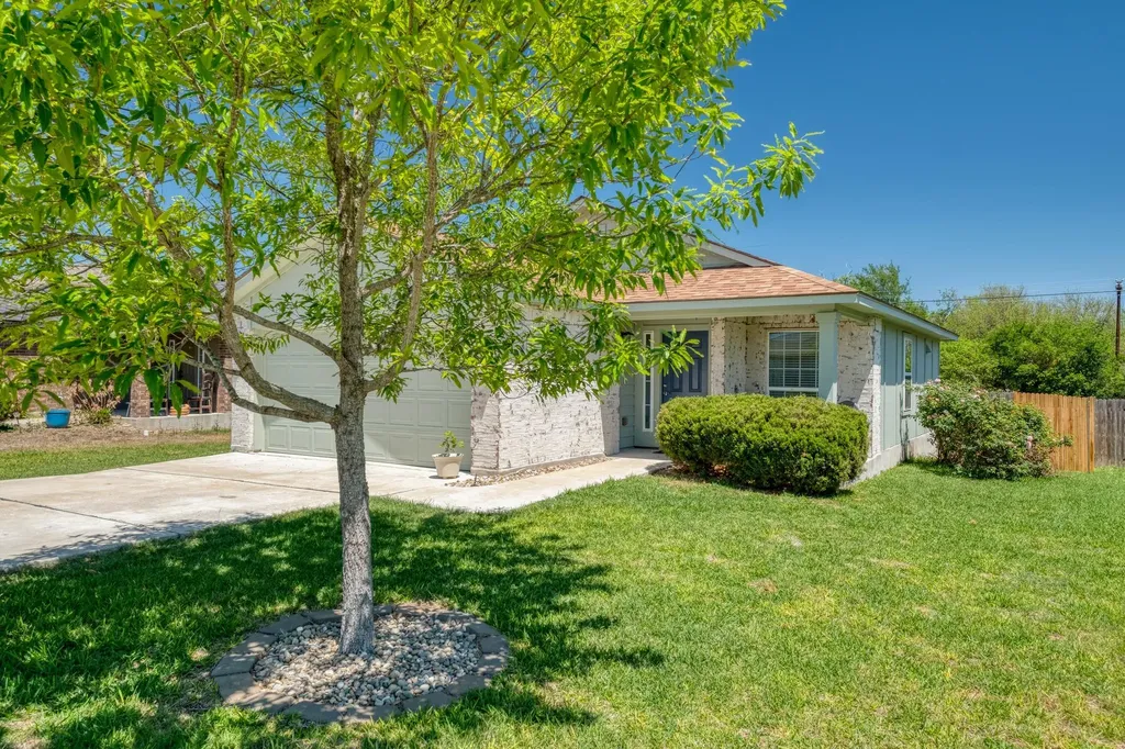 174 Falcon Drive Luling TX 78648