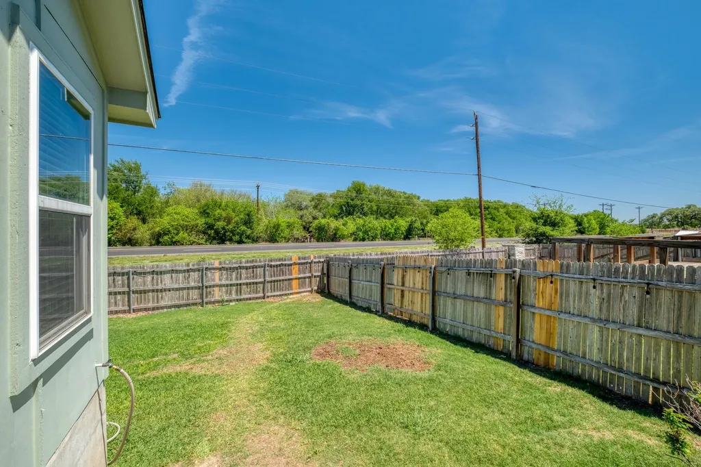 174 Falcon Drive Luling TX 78648