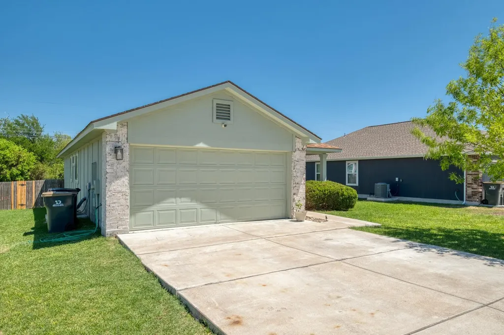 174 Falcon Drive Luling TX 78648