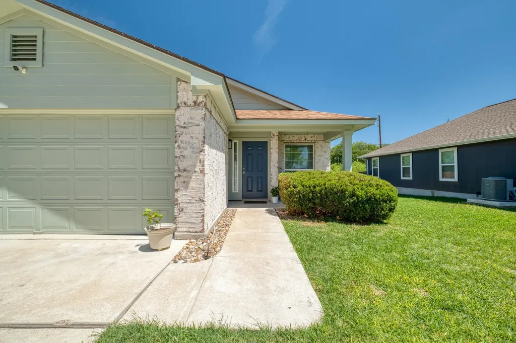 174 Falcon Drive Luling TX 78648