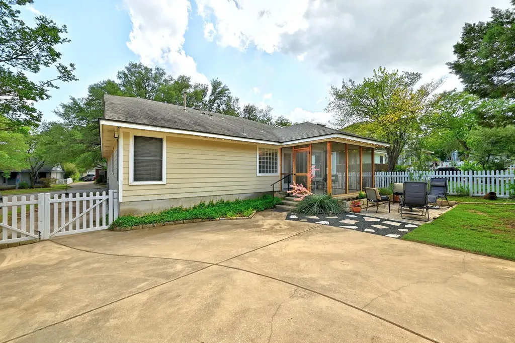 141 Morrell Kyle TX 78640
