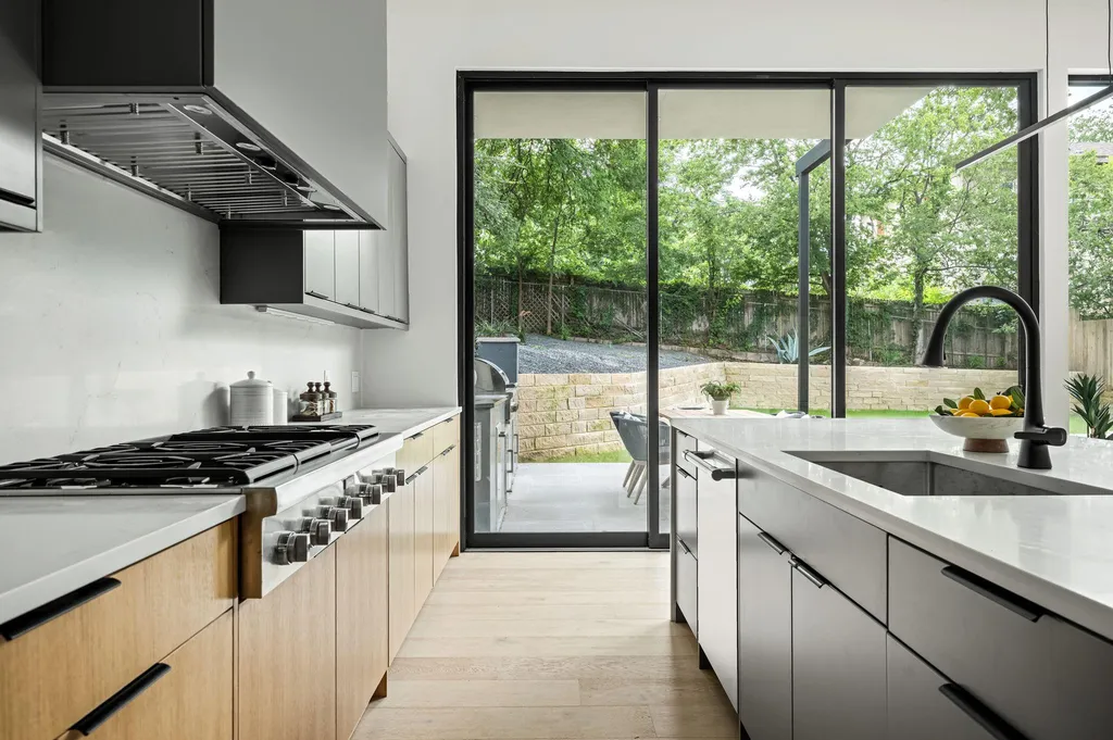 1102 Summit Street Austin TX 78741