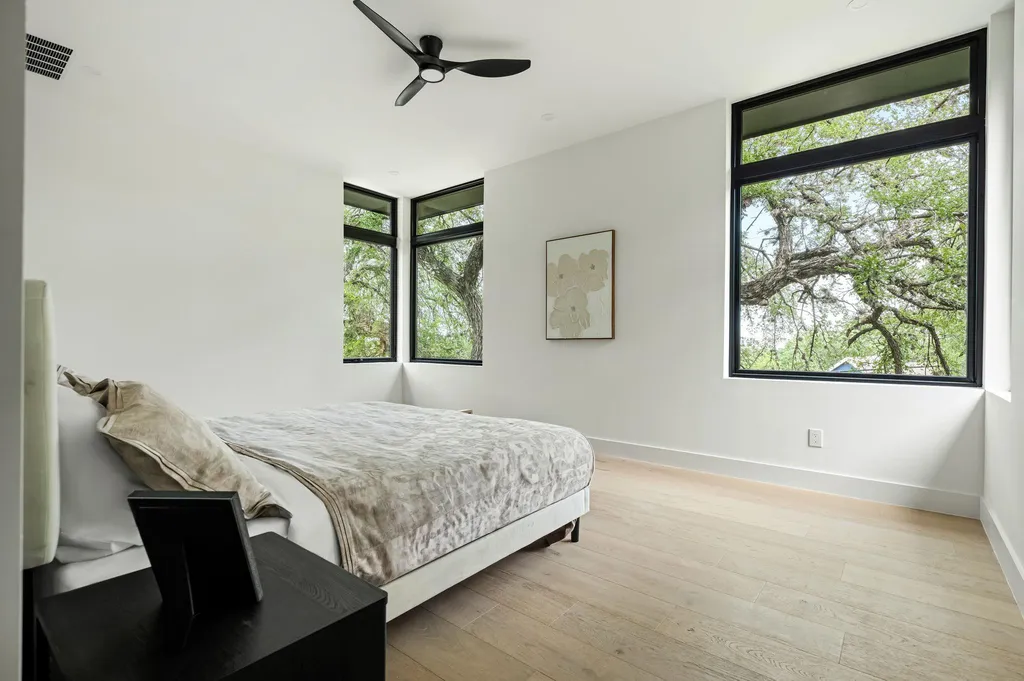 1102 Summit Street Austin TX 78741