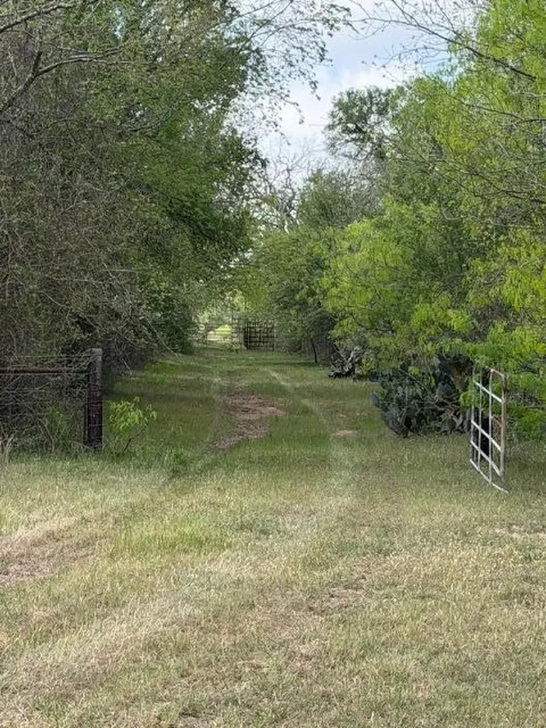 1235 Hoover Street Luling TX 78648