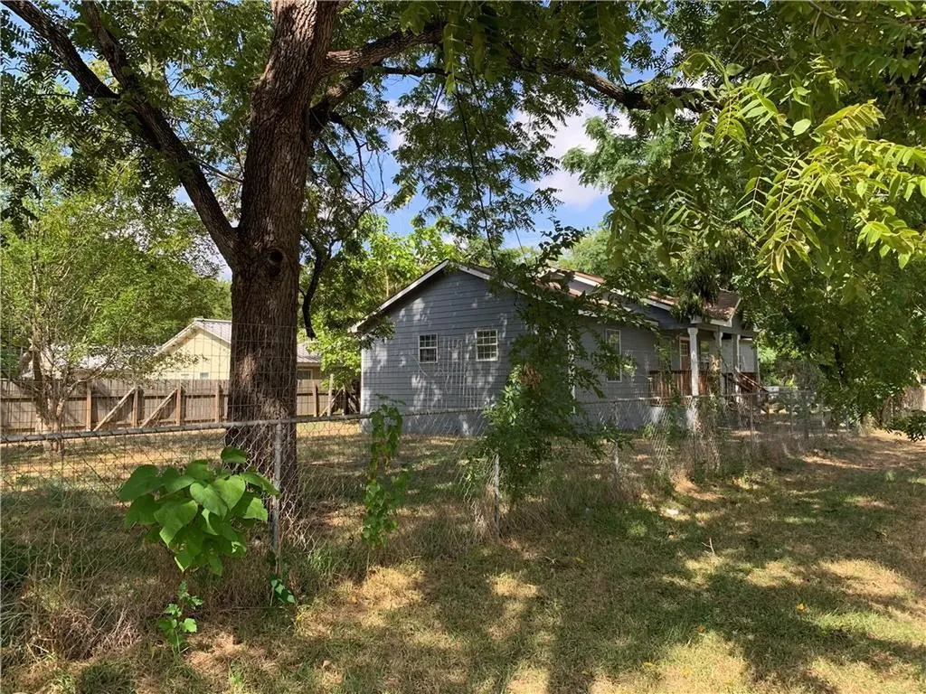 301 Taylor Street Smithville TX 78957