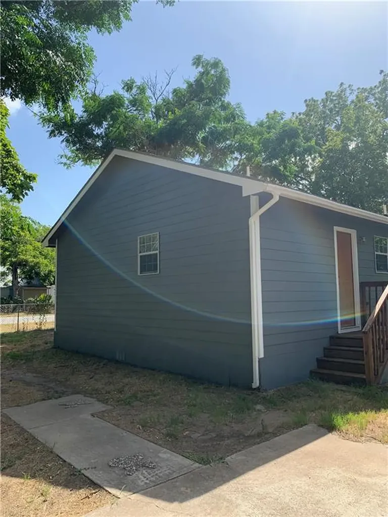 301 Taylor Street Smithville TX 78957