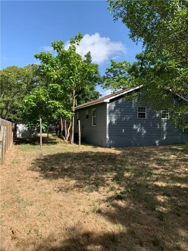 301 Taylor Street Smithville TX 78957