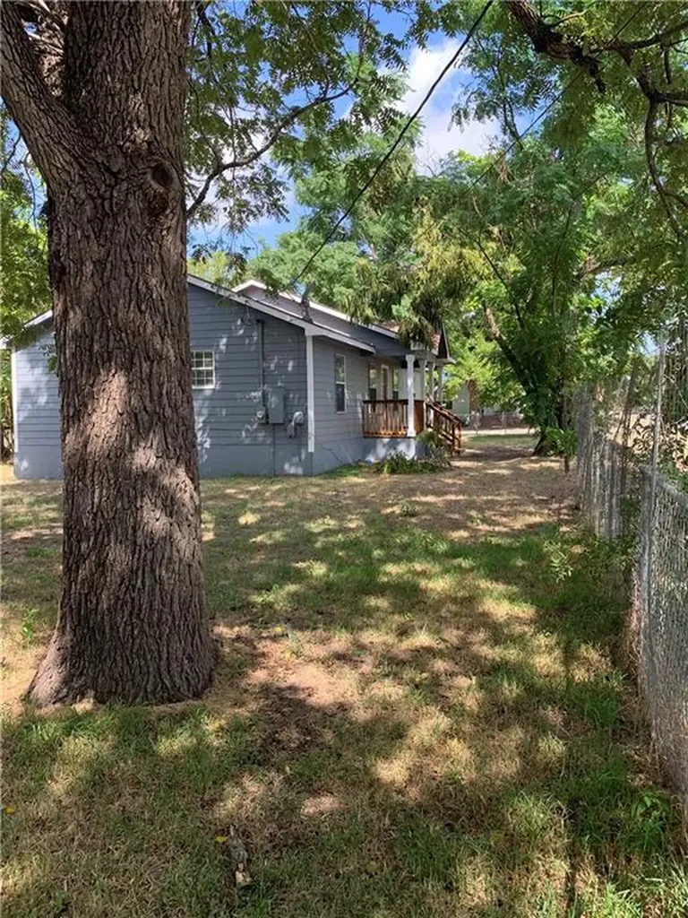 301 Taylor Street Smithville TX 78957
