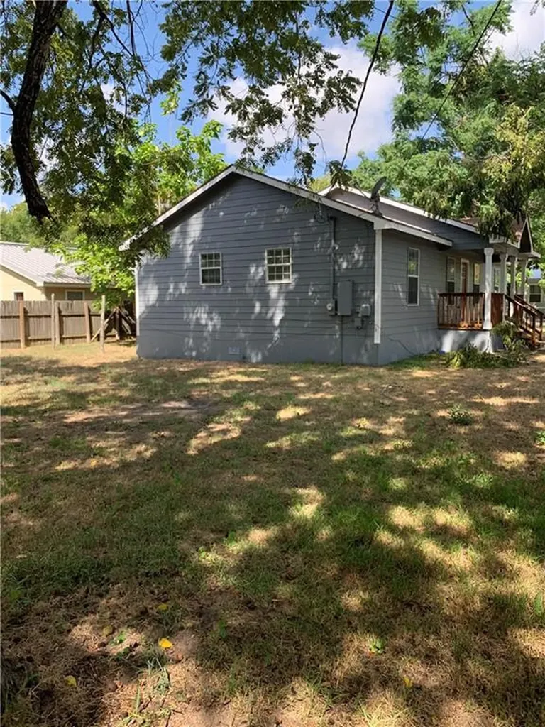 301 Taylor Street Smithville TX 78957