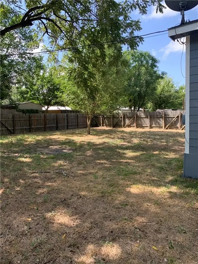 301 Taylor Street Smithville TX 78957