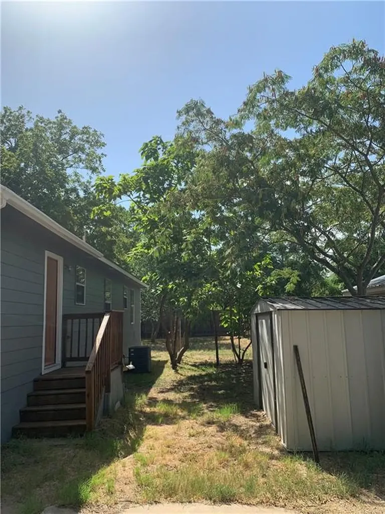 301 Taylor Street Smithville TX 78957