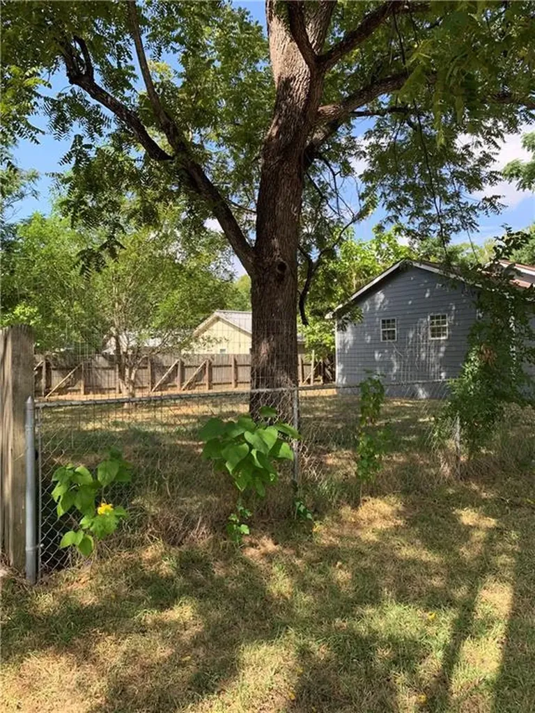 301 Taylor Street Smithville TX 78957