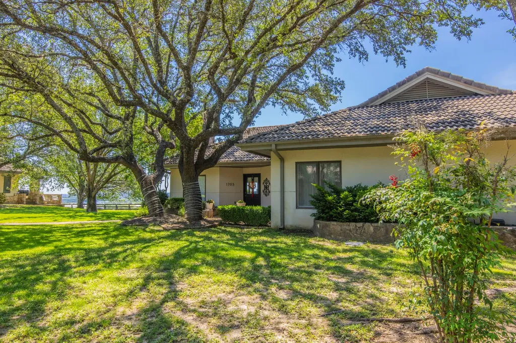 1703 Clubhouse Hill Drive Spicewood TX 78669