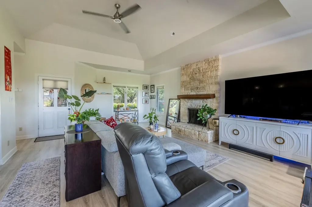1703 Clubhouse Hill Drive Spicewood TX 78669