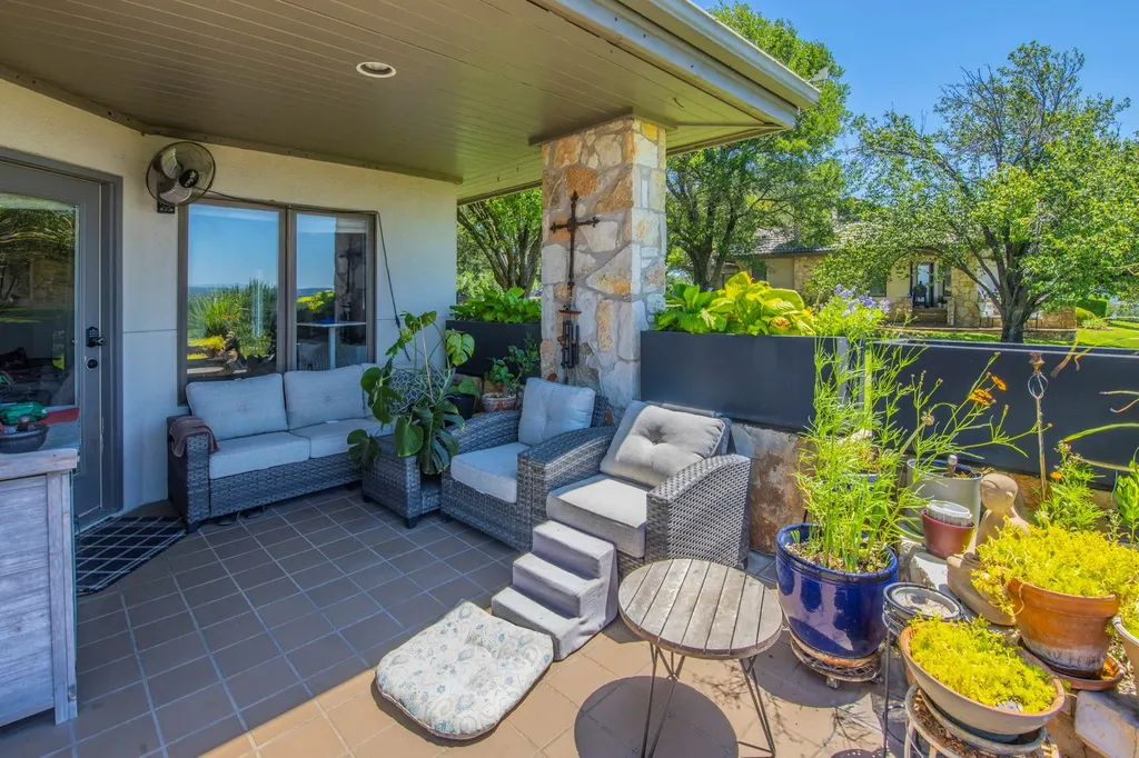 1703 Clubhouse Hill Drive Spicewood TX 78669