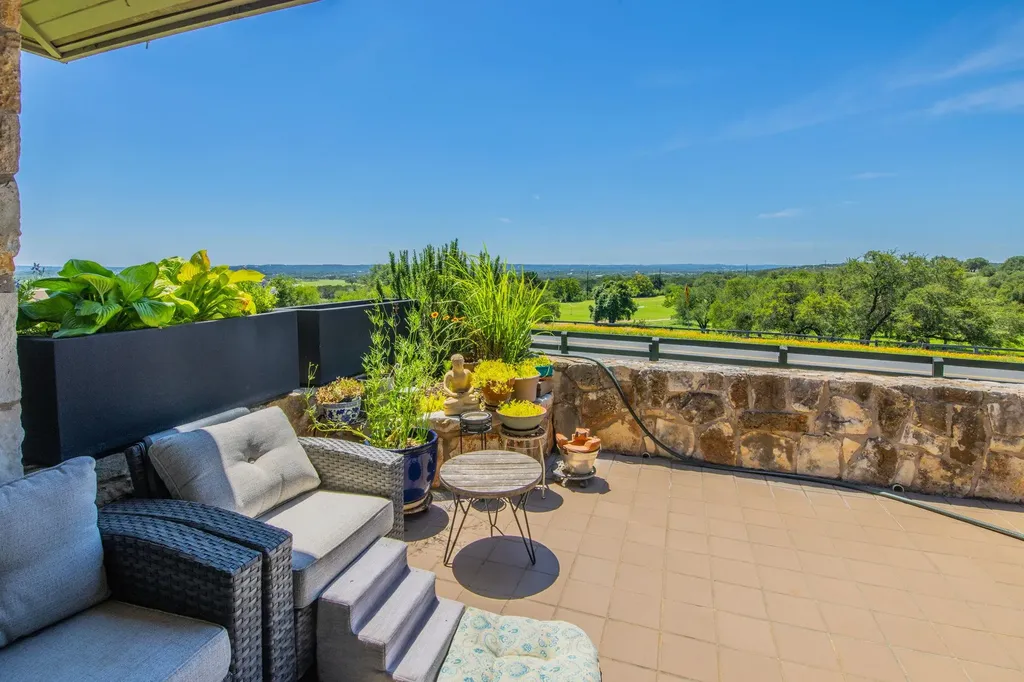 1703 Clubhouse Hill Drive Spicewood TX 78669