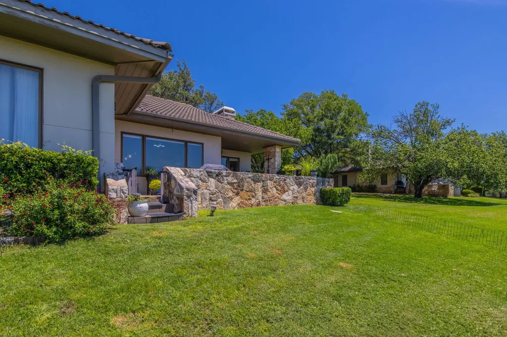 1703 Clubhouse Hill Drive Spicewood TX 78669
