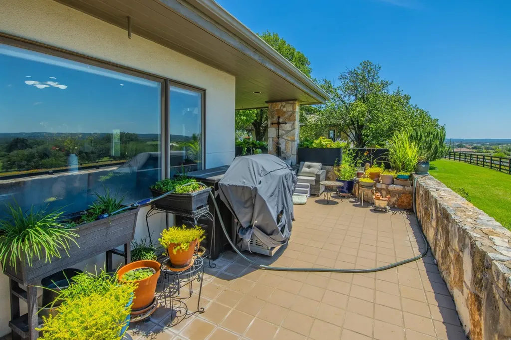 1703 Clubhouse Hill Drive Spicewood TX 78669