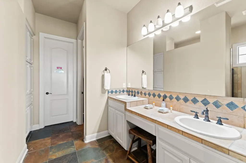 1017 Coventry Road Spicewood TX 78669