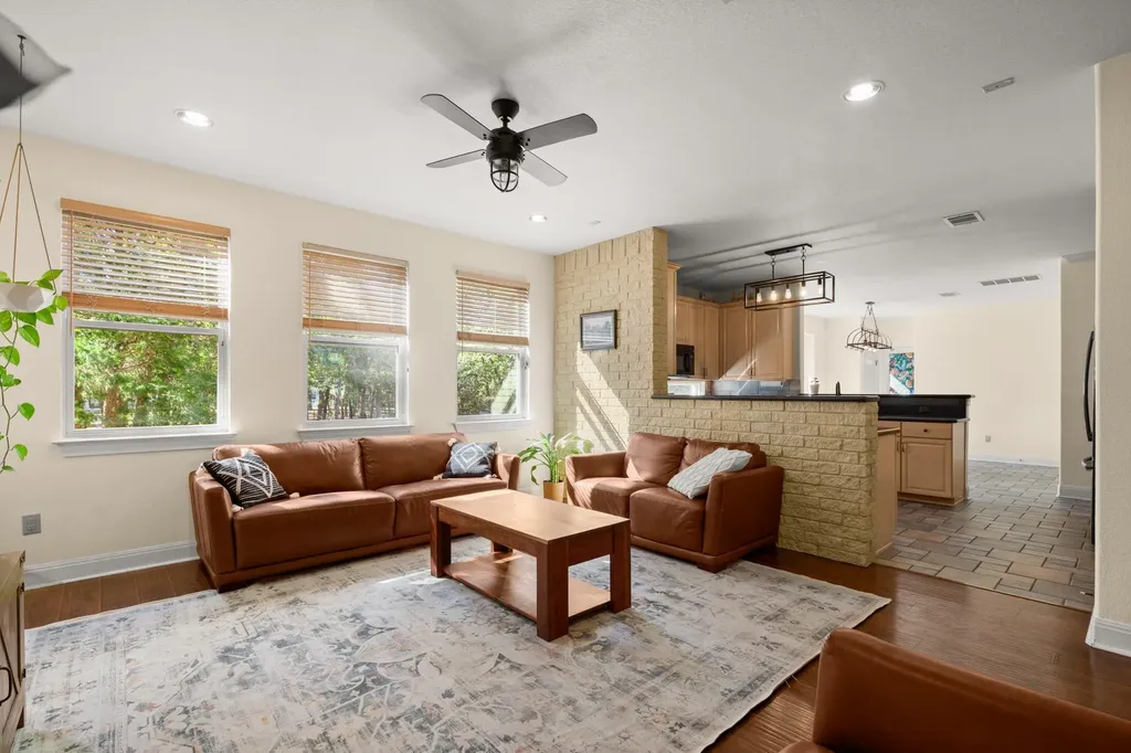 149 Spanish Oak Trail Elgin TX 78621