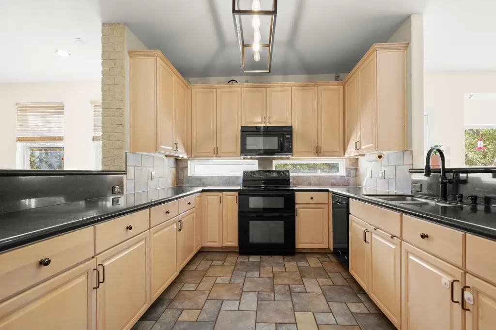 149 Spanish Oak Trail Elgin TX 78621