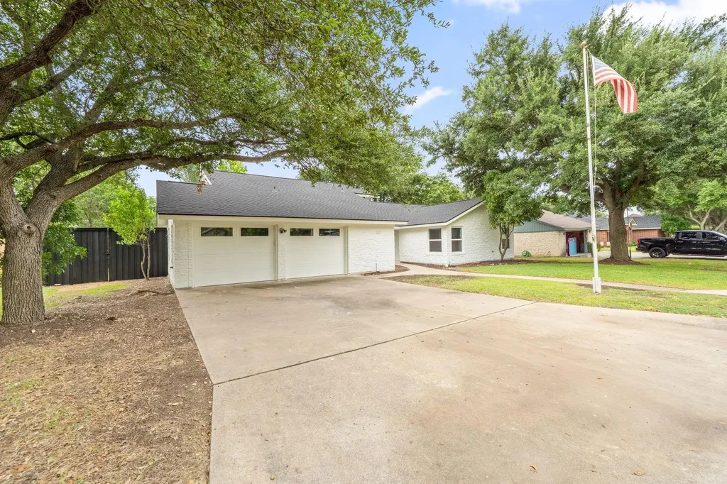 1403 Stone Ridge Drive Taylor TX 76574