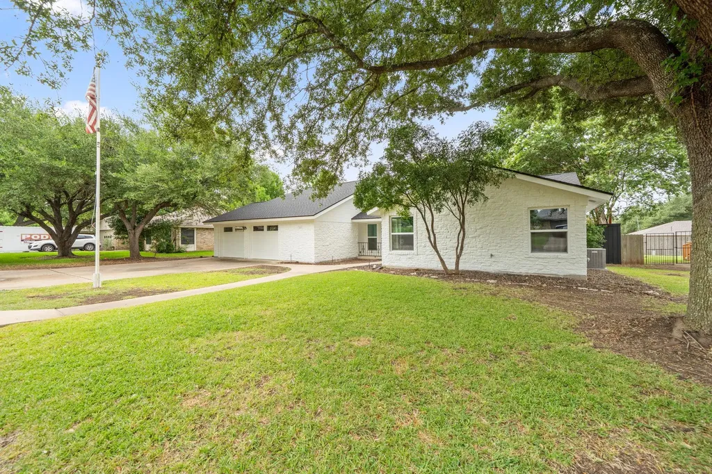 1403 Stone Ridge Drive Taylor TX 76574