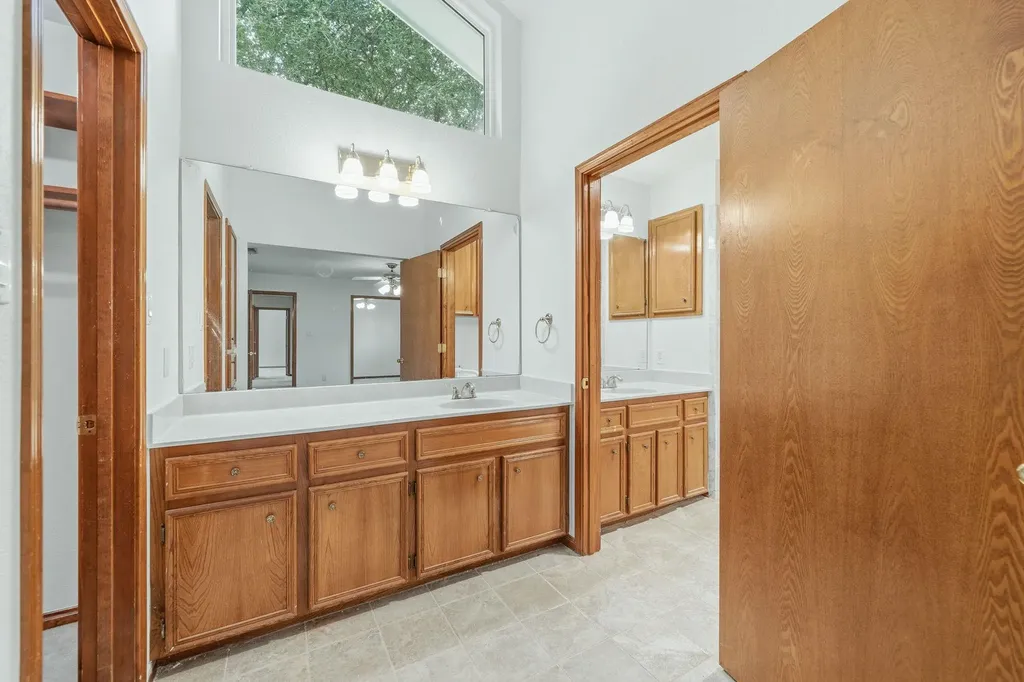 1403 Stone Ridge Drive Taylor TX 76574