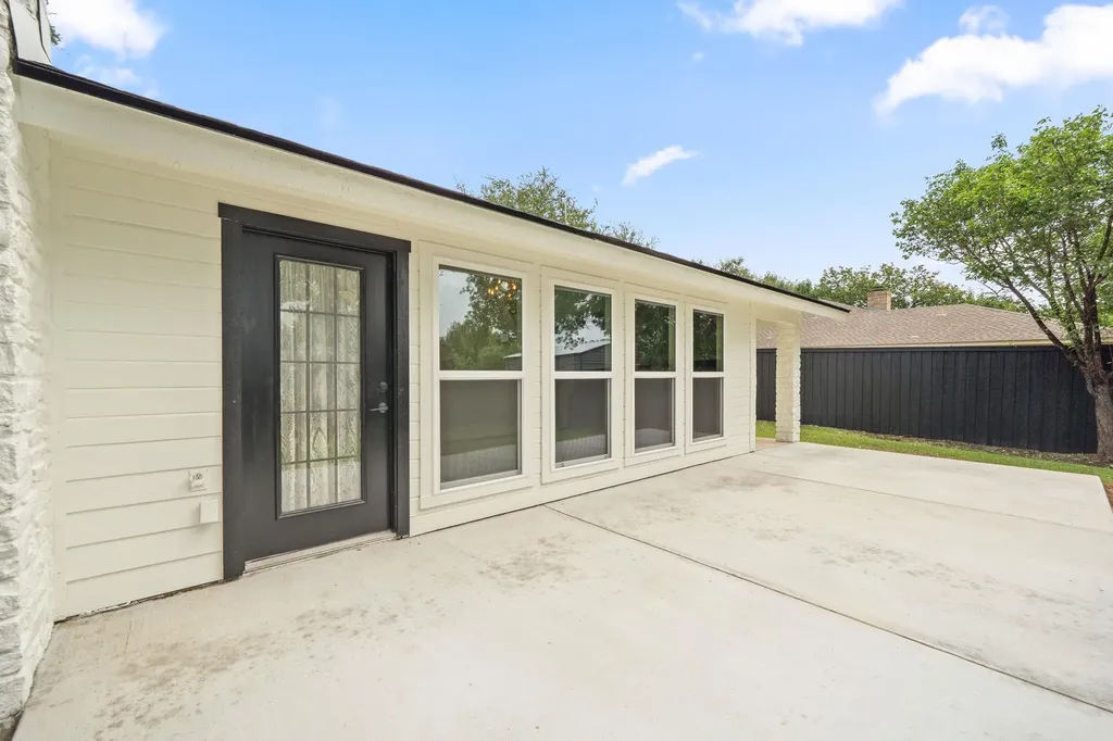 1403 Stone Ridge Drive Taylor TX 76574