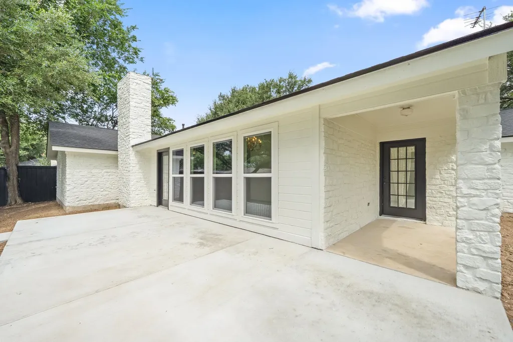 1403 Stone Ridge Drive Taylor TX 76574