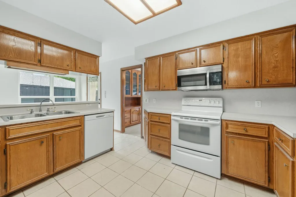 1403 Stone Ridge Drive Taylor TX 76574