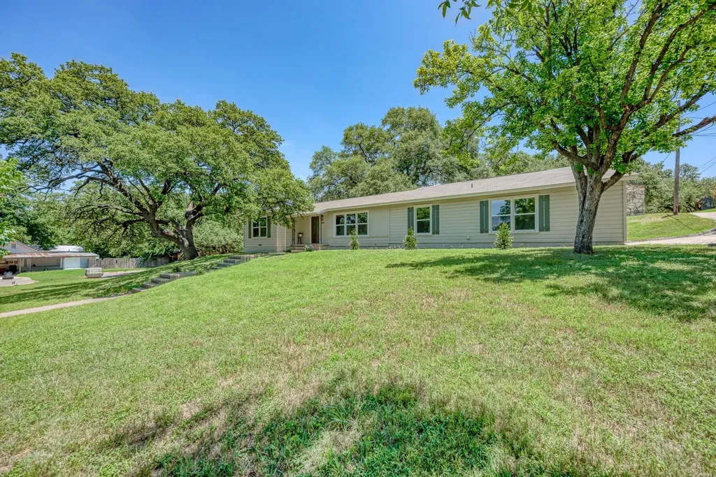 502 W Avenue A Lampasas TX 76550