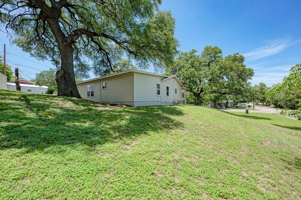 502 W Avenue A Lampasas TX 76550