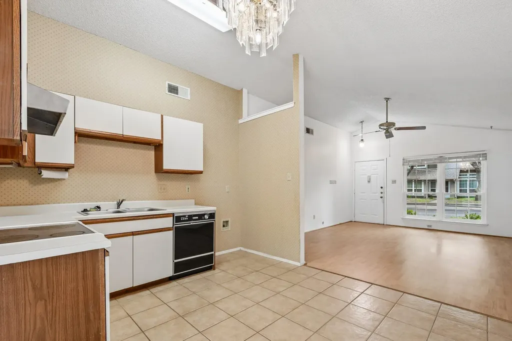 1015 E Yager Lane Austin TX 78753