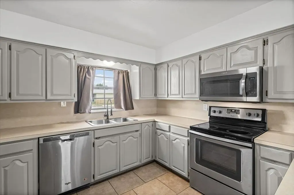 650 W Austin Road Luling TX 78648